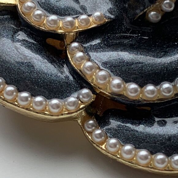 Camellia Lapel Pin in Black Enamel with Faux Pearls & Gold Tone - Bro-Brooch - Picture 4 of 11